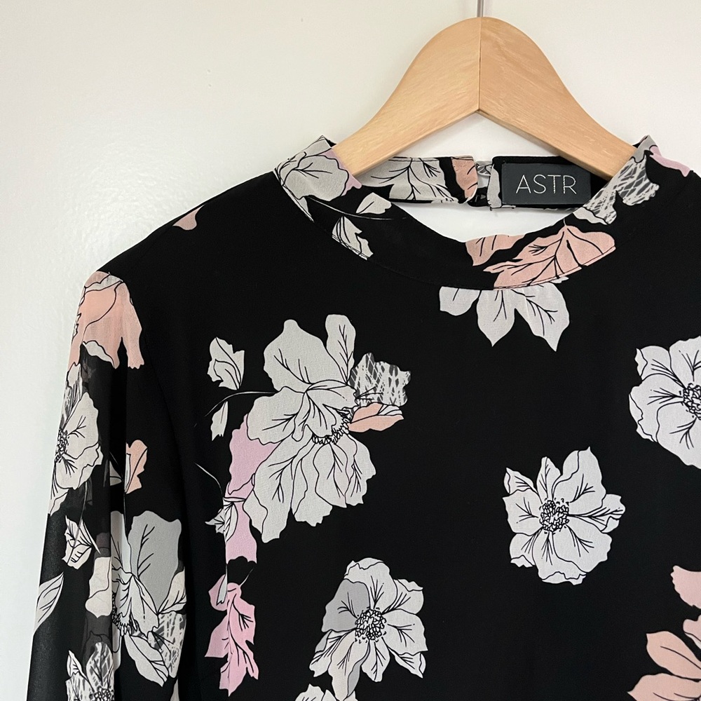 ASTR floral dress. Size Small. Read caption.